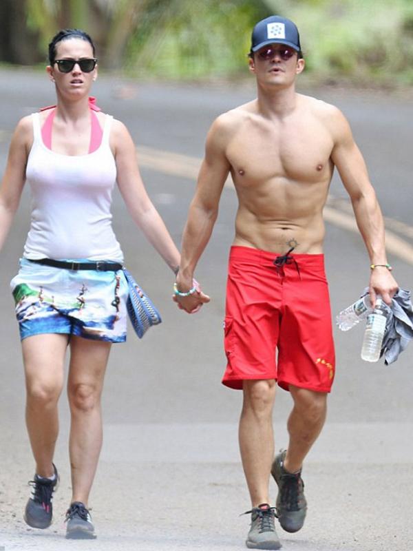 Katy Perry dan Orlando Bloom pegangan tangan di Hawaii. (via dailymail.co.uk)