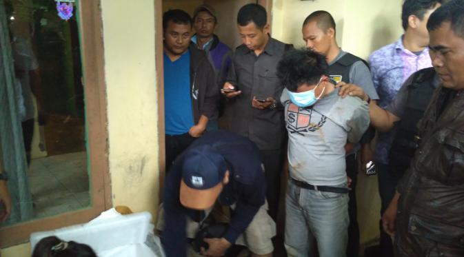 Satuan Reserse Narkoba Polres Bogor menggerebek sebuah rumah di Kampung Bojong Honje. 21 Kg ganja disita (Liputan6.com/Achmad Sudarno)