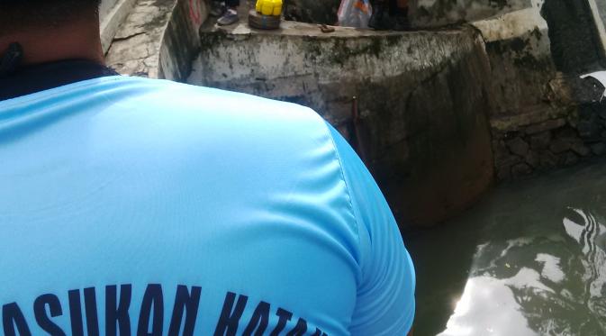 Pasukan Katak AL dilibatkan untuk membantu petugas Pemprov DKI Jakarta mencari benda-benda yang menghambat aliran air dan sebabkan banjir (Liputan6.com/Luqman Rimadi)