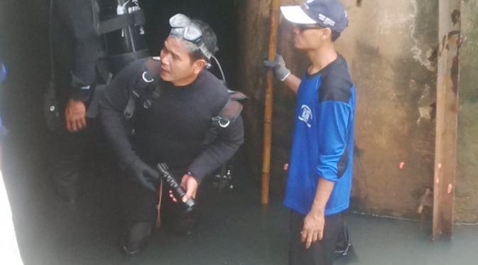 Pasukan Katak AL dilibatkan untuk membantu petugas Pemprov DKI Jakarta mencari benda-benda yang menghambat aliran air dan sebabkan banjir (Liputan6.com/Luqman Rimadi)