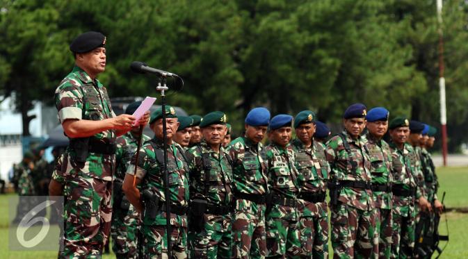 Panglima TNI Jenderal Gatot Nurmantyo memberikan amanat saat Upacara Alih Kodal PPRC TNI TA 2016-2018 di Halim Perdanakusuma, Jakarta, Kamis (3/3/2016). Serah tugas PPRC dari Pangdiv II Kostrad ke Pangdiv I Kostrad. (Liputan6.com/Helmi Fithriansyah)