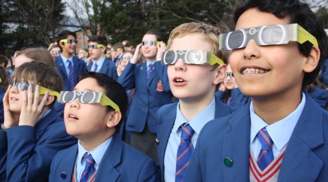 Untuk menyambut datangnya gerhana matahari total (GMT) pada 9 Maret 2016, Bosscha memperisapkan 1000 kacamata aman GMT.