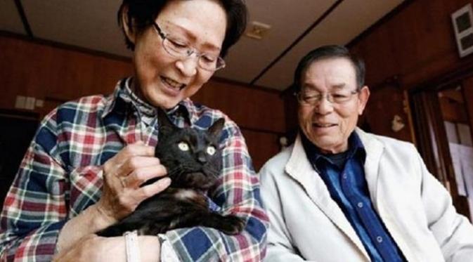 Kazuko, kiri, dan Takeo Yamagishi bertemu lagi dengan kucing mereka, Suika di Ofunato, Jepang. (via: nationalgeographic.co.id)