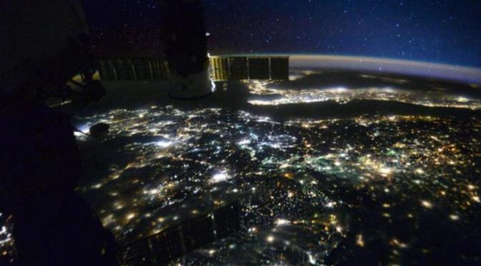 Foto yang diunggah oleh Scott Kelly pada hari ke 329 di ISS menampakkan pemandangan Macedonia pada malam hari (Foto: Twitter @StationCDRKelly).