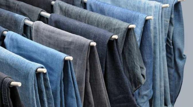 Celana jeans merupakan celana dengan bahan yang banyak digemari baik pria, wanita, dan anak-anak. (via: plimbi.com)