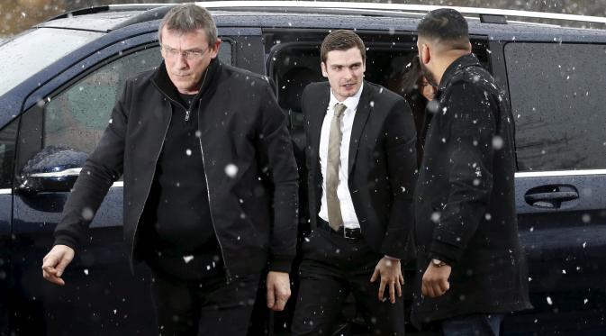 Mantan pemain Sunderland, Adam Johnson saat tiba di pengadilan Bradford Crown, Rabu (2/3/2016) (Reuters)