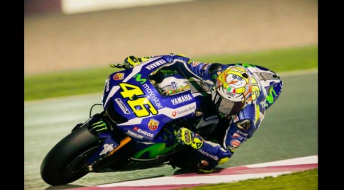 Valentino Rossi terpaut sekitar 0,442 detik dari Jorge Lorenzo yang mencatatkan waktu tercepat 1 menit 55,452 detik pada sesi tes pramusim MotoGP hari pertama di Sirkuit Losail, Qatar, Rabu (2/3/2016) waktu setempat. (Bola.com/Twitter)