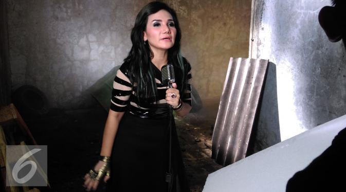Nina Wang saat pembuatan video klip Persembahan dari Surga. [Foto: Fachrur Rozi/Liputan6.com]