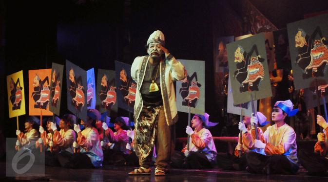 Salah satu adegan Semar Gugat yang dipentaskan di GKJ, Jakarta, Kamis (3/3/2016). Setelah 20 tahun, lakon Semar Gugat kembali dipentaskan teater koma di Gedung Kesenian Jakarta, 3-10 Maret. (Liputan6.com/Helmi Fithriansyah)