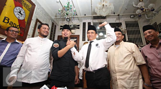 Bakal Calon (Balon) Gubernur DKI Jakarta Ketua Umum PBB Yusril Ihza Mahendra (kanan) bersama musisi Ahmad Dhani bersalaman saat menggelar pertemuan politik di Jakarta, Jumat (4/3). (Lipitan6.com/Immanuel Antonius)