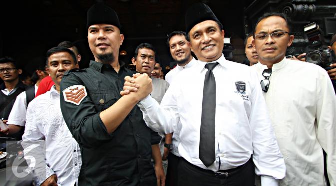 Bakal Calon (Balon) Gubernur DKI Jakarta Ketua Umum PBB Yusril Ihza Mahendra (kanan) bersama musisi Ahmad Dhani bersalaman saat menggelar pertemuan politik di Jakarta, Jumat (4/3). (Lipitan6.com/Immanuel Antonius)