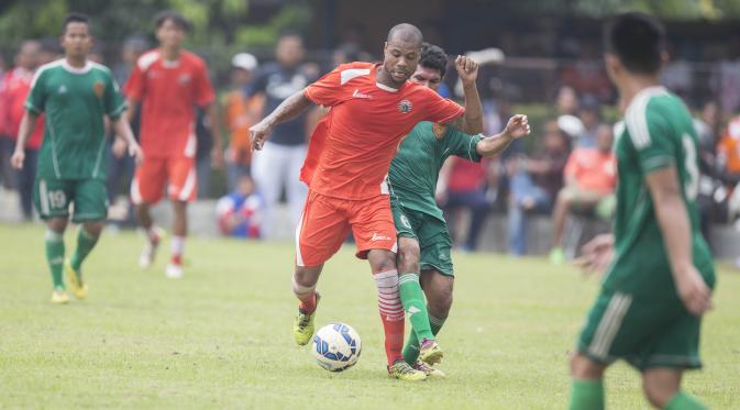 Selain pernah memperkuat Persib Bandung, Hilton Moreira, juga semoat bersitegang dengan ikon Persija, Ismed Sofyan. (Bola.com/Vitalis Yogi Trisna)