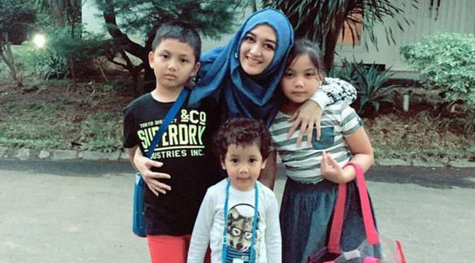 Indriani Hadi bersama ketiga anak mereka [foto: instagram/_sahrulgunawan]