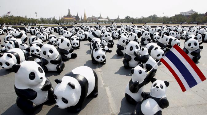 Sejumlah patung Panda berjejer di depan Grand Palace, Bangkok , Thailand , 4 Maret 2016. Patung Panda ini merupakan pameran yang dibuat oleh seniman Perancis Paulo Grangeon. (REUTERS / Chaiwat Subprasom)