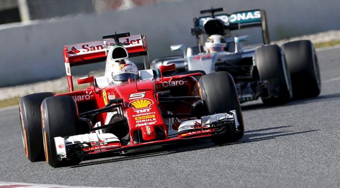 Pebalap Ferrari, Sebastian Vettel menjadi yang tercepat dengan waktu 1 menit 22,852 detik dan melahap 142 lap pada sesi sore hari keempat tes pramusim F1 2016 di Sirkuit Catalunya, Barcelona, Spanyol, Jumat (4/3/2016). (Reuters/Albert Gea)