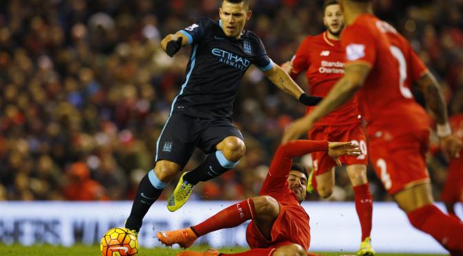 Striker Manchester City, Sergio Aguero (kiri), saat beraksi kontra Liverpool di Stadion Anfield, beberapa waktu lalu. Aguero kembali bersiap untuk menjadi mesin gol saat The Citizens menjamu tim terlemah, Aston Villa. (Reuters/Phil Noble