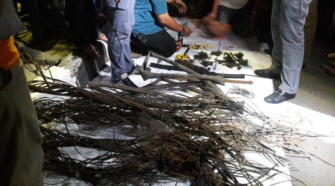 Selain kabel, sejumlah benda lainnya ditemukan di gorong-gorong depan istana. (Liputan6.com/Devira Prastiwi)