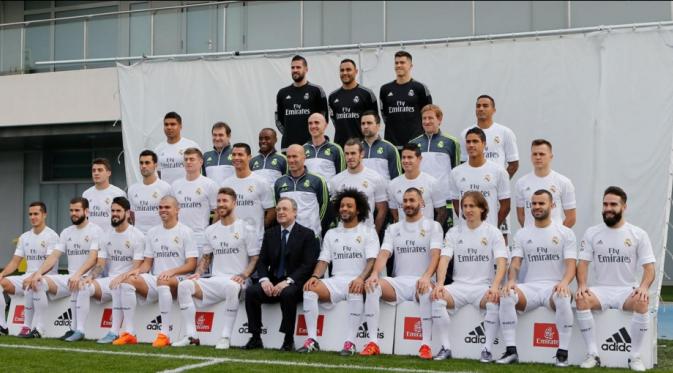 Para pemain Real Madrid beserta pelatih, ofisial, dan Presiden Florentino Perez berfoto bersama. (Real Madrid).