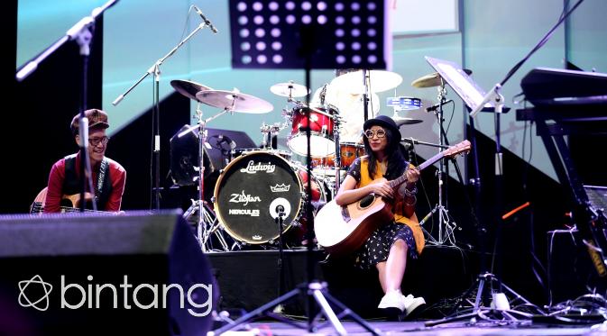 Pada konser musik Java Jazz Festival 2016, tampil memukau Endah N Rhesa berhasil memberikan daya tarik pada konsep yang mereka tampilkan di acara musik tersebut. (Andy Masela/Bintang.com)