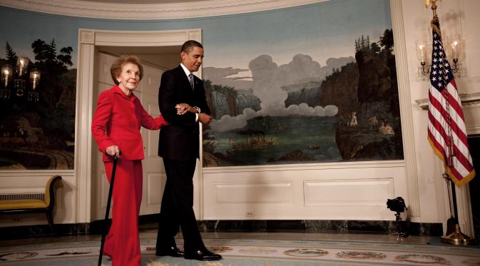 Nancy Reagan bersama Barack Obama. (Foto: upload.wikimedia.org)