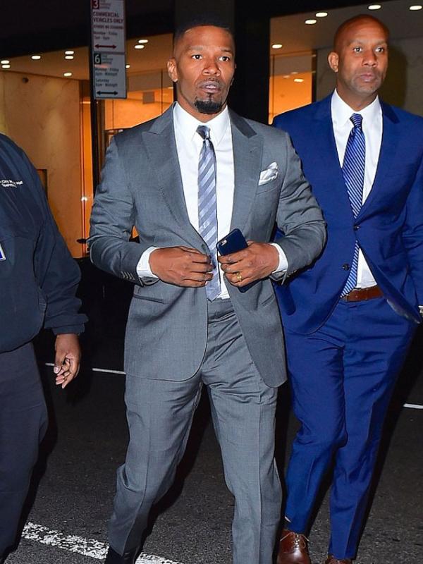 Jamie Foxx dengan cincin di jari manis (via dailymail.co.uk)