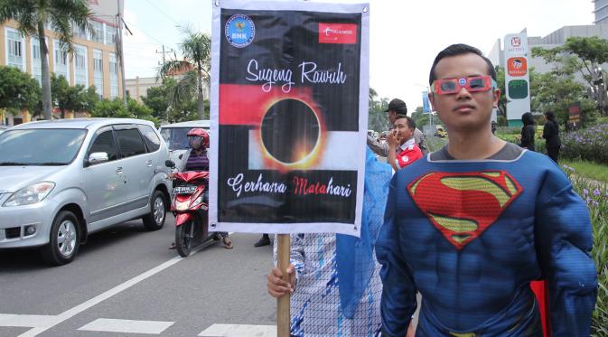 Superhero di Solo membagikan informasi mengenai gerhana matahari (Liputan6.com/ Reza Kuncoro)