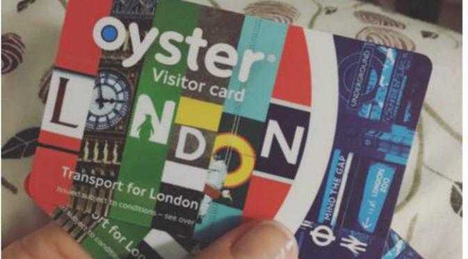 kartu Oyster adalah sebuah kartu pintar isi ulang yang digunakan untuk melakukan pembayaran elektronik dalam sistem transportasi di Greater London.(News.com.au)