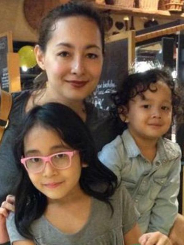 Dewi Rezer bersama Brinette dan Jarvis [instagram @rezerdewi]