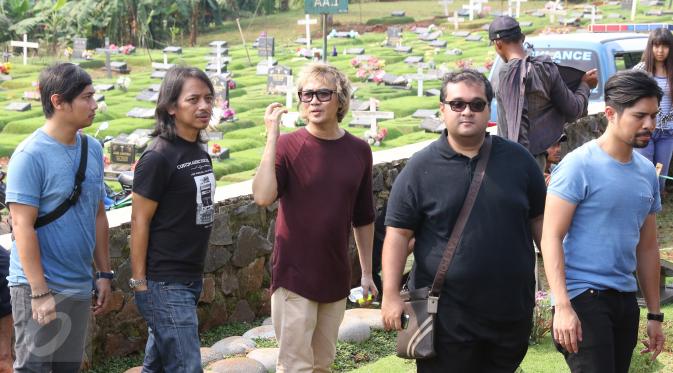 Sejumlah musisi ikut menghadiri pemakaman Ireng Maulana di TPU Kampung Kandang, Jakarta, Senin (7/3/2016). Ireng Maulana meninggal dunia pada usai 72 tahun.(Liputan6.com/Herman Zakharia)