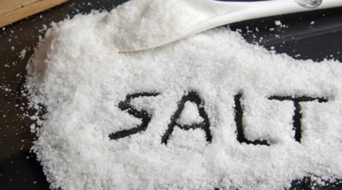Menghilangkan ketombe dengan garam. (via: youtube.com)