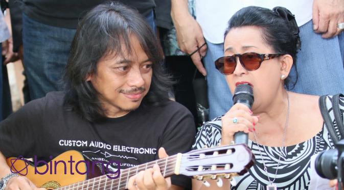 Dewa Budjana memainkan gitar mengiringi nyanyian lagu rohani.  (Adrian Putra/Bintang.com)