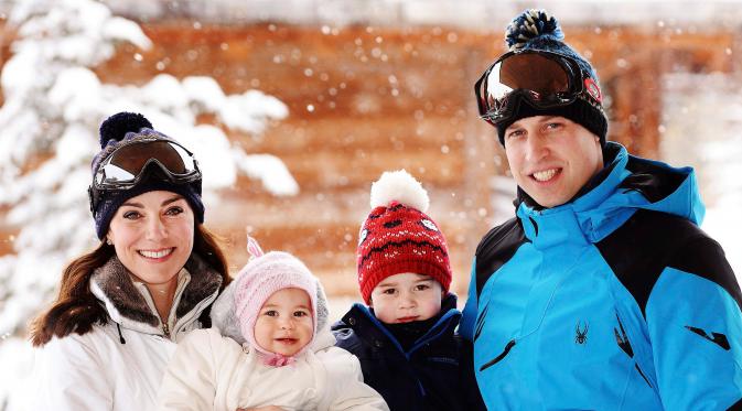 Pangeran William dan Kate Middleton berpose dengan Pangeran George dan Putri Charlotte saat berlibur main ski di Pegunungan Alpen Prancis, 3 Maret 2016. Liburan ini menjadi momen pertama George dan Charlotte bermain dengan salju. (REUTERS/John Stillwell)