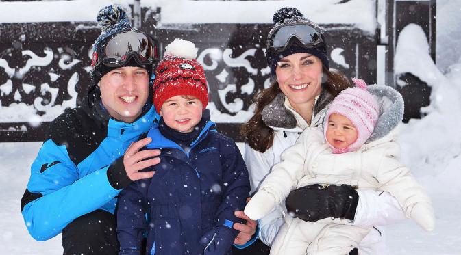 Senyum Pangeran William dan Kate Middleton berpose dengan Pangeran George dan Putri Charlotte saat liburan main ski di Pegunungan Alpen Prancis, 3 Maret 2016. Liburan ini menjadi momen pertama George dan Charlotte bermain salju. (REUTERS/John Stillwell)