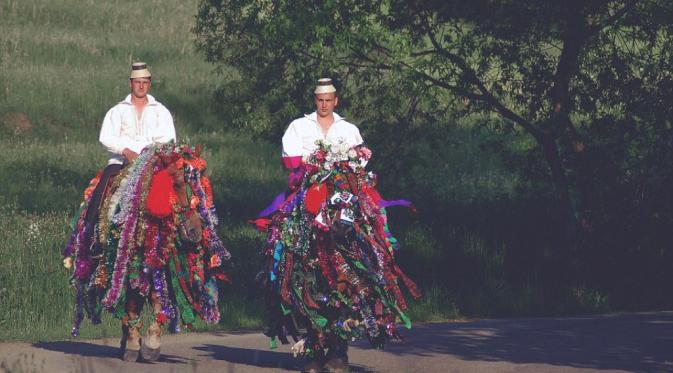 Dua lelaki menuju pesta pernikahan di salah satu vila di Maramures, tradisi yang tak berubah selama 800 tahun. (Alex Robciuc/Barcroft Media) 