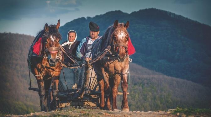 Warga lokal terlihat di Gunung Carpathian. (Alex Robciuc/Barcroft Media)