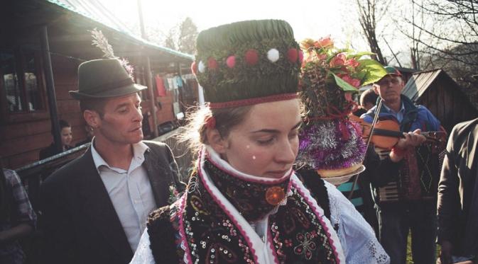 Perayaan tradisional di Maramures, Rumania. (Alex Robciuc/Barcroft Media)