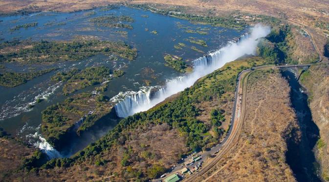 Air terjun Victoria yang memisahkan Zimbabwe dan Zambia. (Via: dailymail.co.uk)