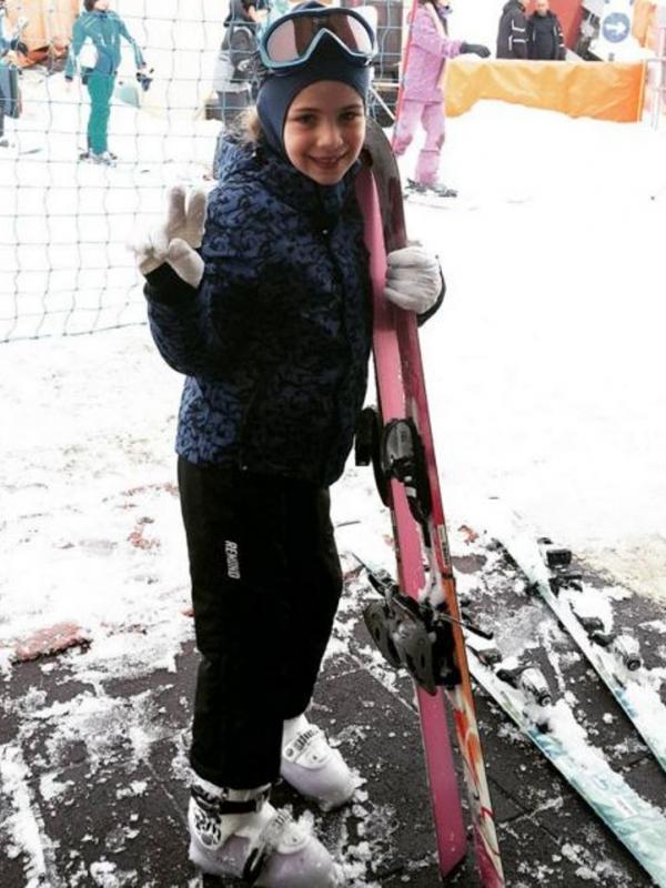 Elif isabella bermain ski (instagram)