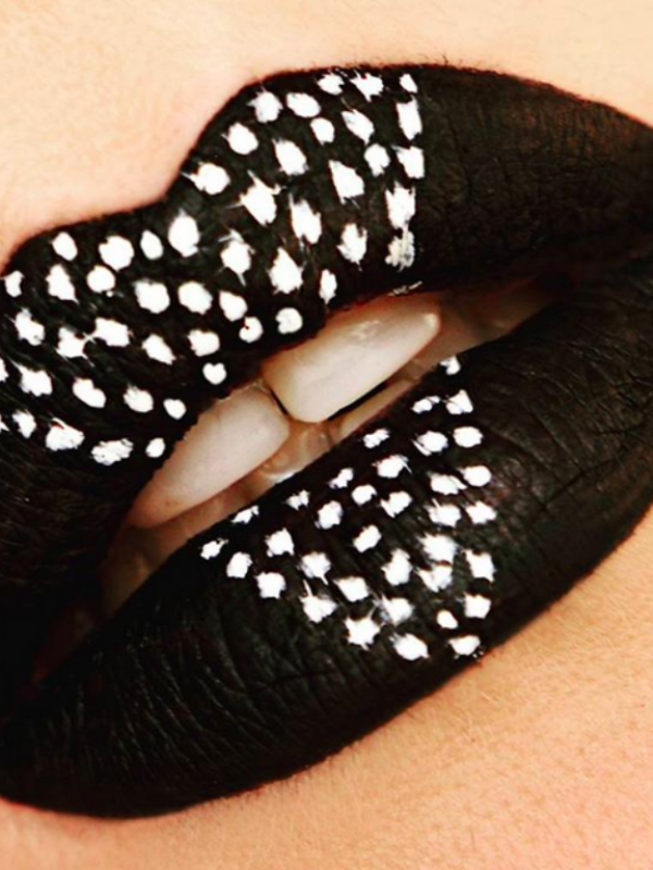 Foto yang Membuat Pecinta Lipstik 'Mupeng' (via: buzzfeed.com)