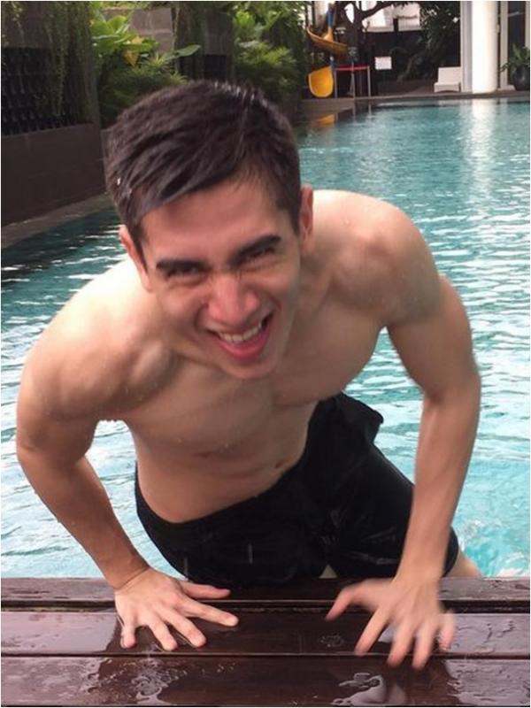 Gaya hot Verrell Bramasta di pinggir kolam renang (via Instagram/verrellbramasta)
