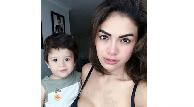 nikita mirzani bersama anak (instagram)