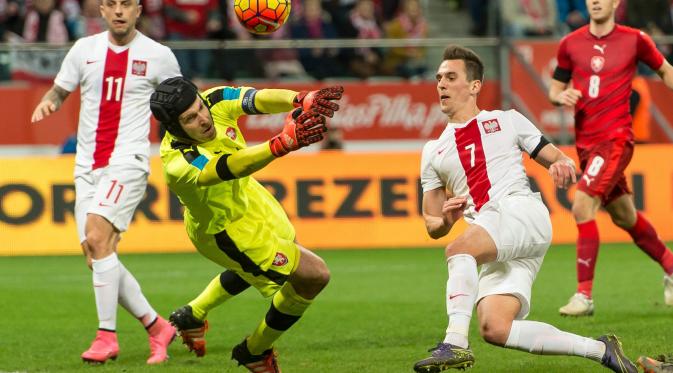 Kiper Ceko, Petr Cech (kiri) berjibaku kontra penyerang Polandia, Arkadiusz Milk (kanan) untuk menghalau bola, pada laga persahabatan internasional, di Wroclaw (17/11/2015). Cech harus absen pada dua pertandingan akhir bulan ini, yakni kontra Swedia dan S