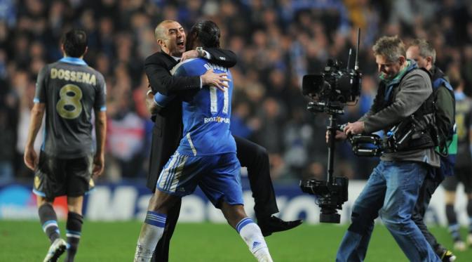 Manajer interim Chelsea, Roberto Di Matteo, memeluk Didier Drogba, usai mengalahkan Napoli 4-1 pada pertandingan leg kedua 16 besar Liga Champions 2011-12, di Stamford Bridge, 14 Maret 2012. (Daily Mail). 