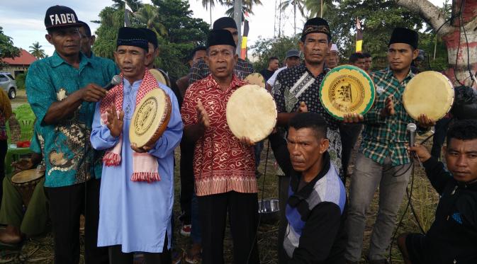 Alunan rebana dan tembang dalam bahasa setempat mengiringi tarian langka saat Festival GMT 2016 yang diselenggarakan di Kota Maba, Halmahera Timur. (/Anton   William)