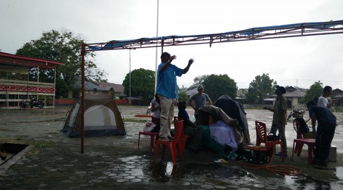 Hujan deras mendadak mengguyur Kota Maba, Maluku Utara menjelang Gerhana Matahari Total.