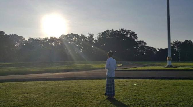 Presiden Jokowi menyaksikan gerhana matahari di Istana Bogor. (ist)