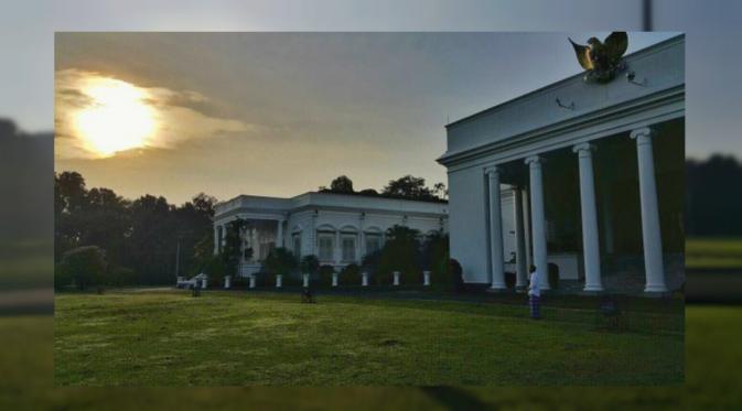 Presiden Jokowi menyaksikan gerhana matahari di Istana Bogor. (@jokowi)