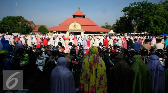 Ratusan Warga melakukan salat gerhana matahari di Masjid Kauman,Yogyakarta, Rabu (9/3/2016). Salat gerhana tersebut diadakan sebagai ungkapan syukur atas kuasa Allah SWT. (Liputan6.com/Boy Harjanto)