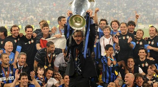 Pelatih Jose Mourinho saat mengangkat trofi Liga Champions bersama skuat Inter Milan pada 2010. (Daily Mail). 