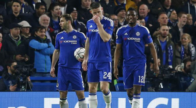 Para pemain Chelsea tampak kecewa usai takluk dari PSG. Akibat kekalahan ini The Blues terpaksa puasa gelar pada musim ini dan terancam gagal ke Liga Champions musim depan. (Reuters/Eddie Keogh)